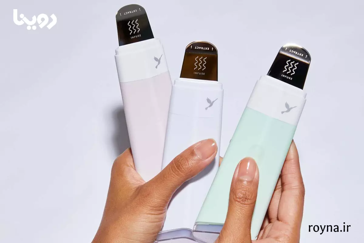 اتو صورت در حال کار روی پوست مرطوب و تمیز کردن منافذ