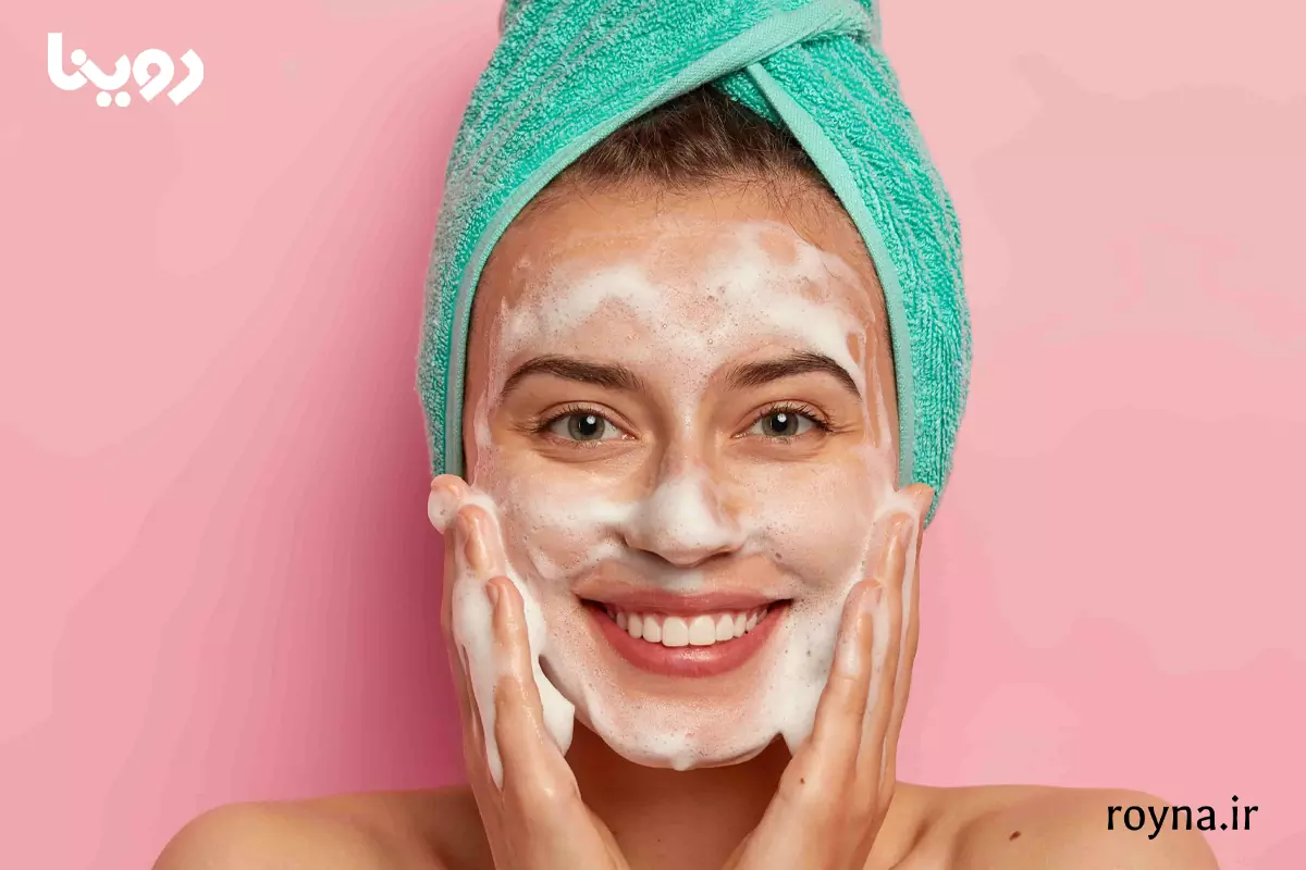 روتین پوستی یلدایی؛ تا قبل از یلدای 1404 مثل ماه شو! 2 پاکسازی و شستشوی روزانه پوست برای روتین پوستی