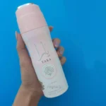 اسپری بدن زنانه یارا لطافه صورتی در دست